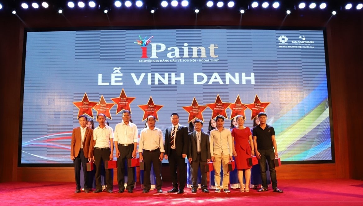 Lễ vinh danh trong chương trình Hội nghị khách hàng do iPaint tổ chức năm 2019