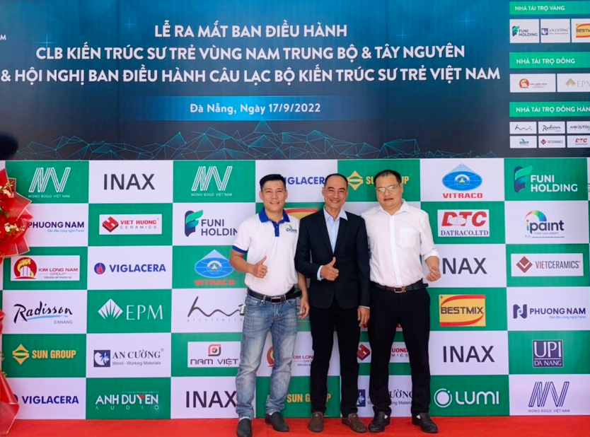Ông Đặng Quang Định - Giám đốc điều hành Công ty Cổ phần Sơn và Hóa chất Tân Á Đại Thành (bên phải, phía ngoài) cùng các thành viên tham dự sự kiện.