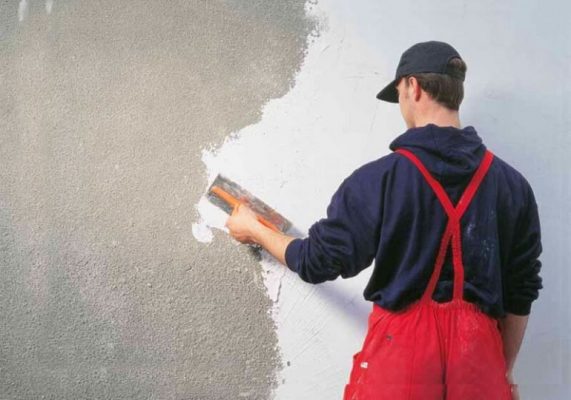 Thi công chống thấm cho tường để bảo vệ màng sơn phủ