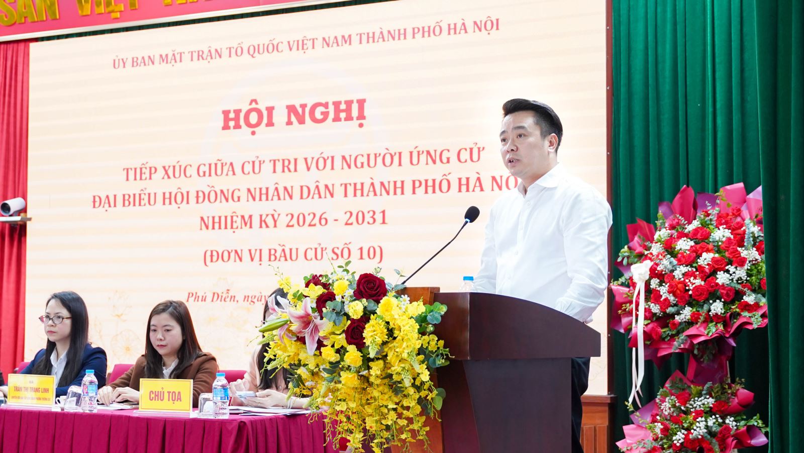 Ông Nguyễn Duy Chính trình bày chương trình hành động trước cử tri.