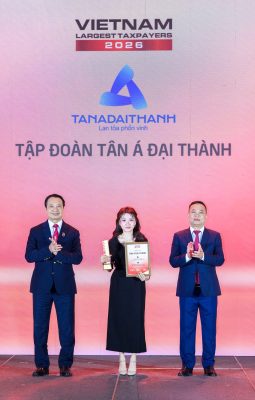 PTGĐ Tập đoàn Tân Á Đại Thành, kiêm PTGĐ Thường trực MEYGROUP Nguyễn Phương Anh đại diện Tân Á Đại Thành tham dự Lễ tôn vinh PRIVATE 100.