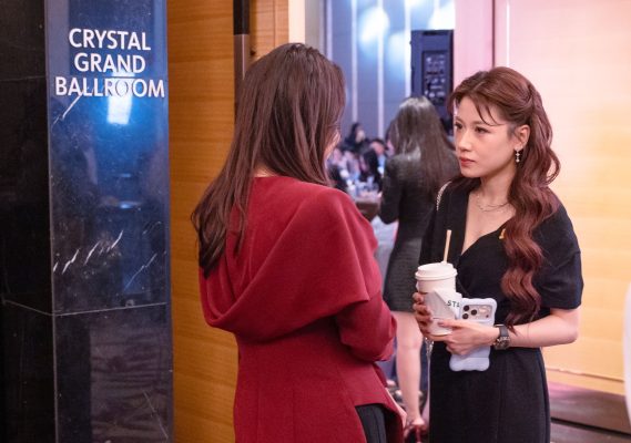 PTGĐ Nguyễn Phương Anh trao đổi cùng các đại biểu và đại diện cộng đồng doanh nghiệp tại Lễ tôn vinh PRIVATE 100