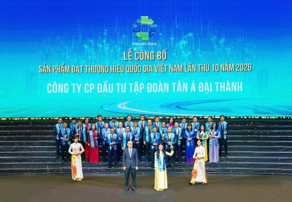 Phó Tổng Giám đốc Tập đoàn Tân Á Đại Thành Nguyễn Phương Anh đón nhận biểu trưng Thương hiệu Quốc gia Việt Nam 2026.